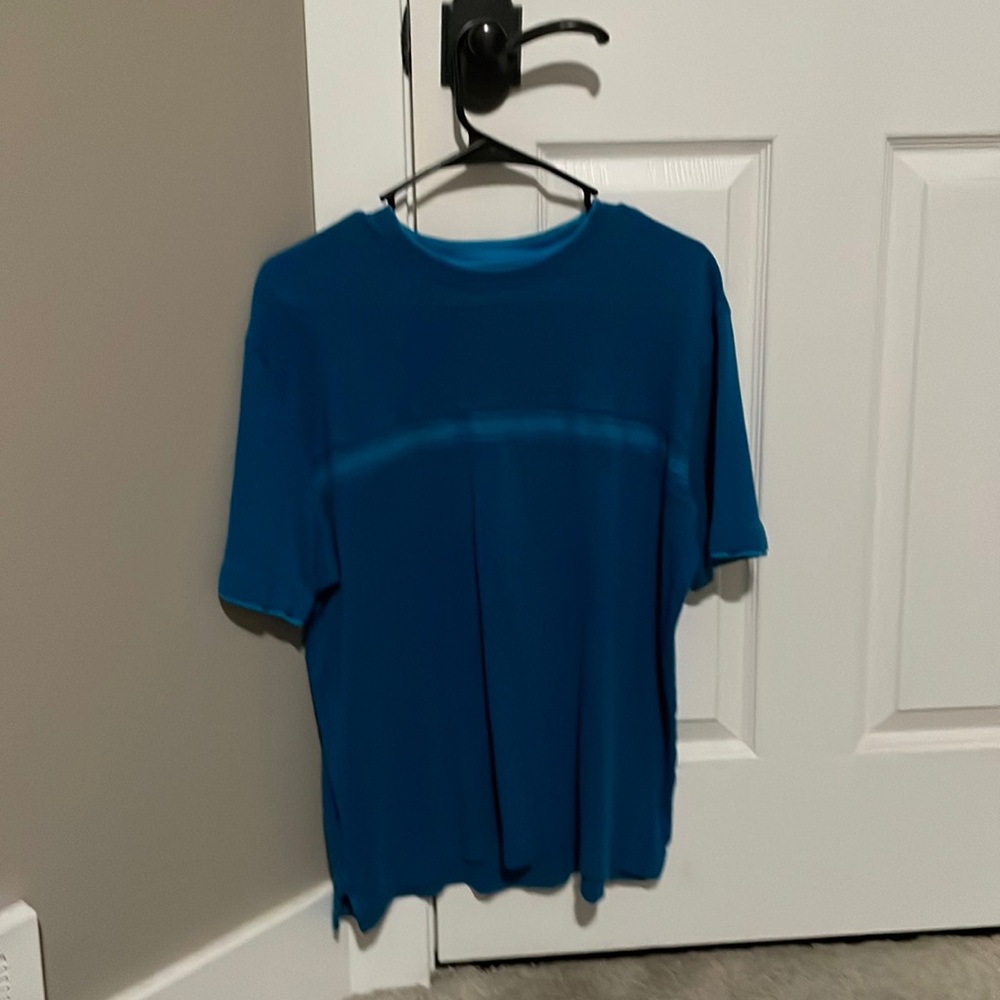 Van Heusen Tee! SIZE: L